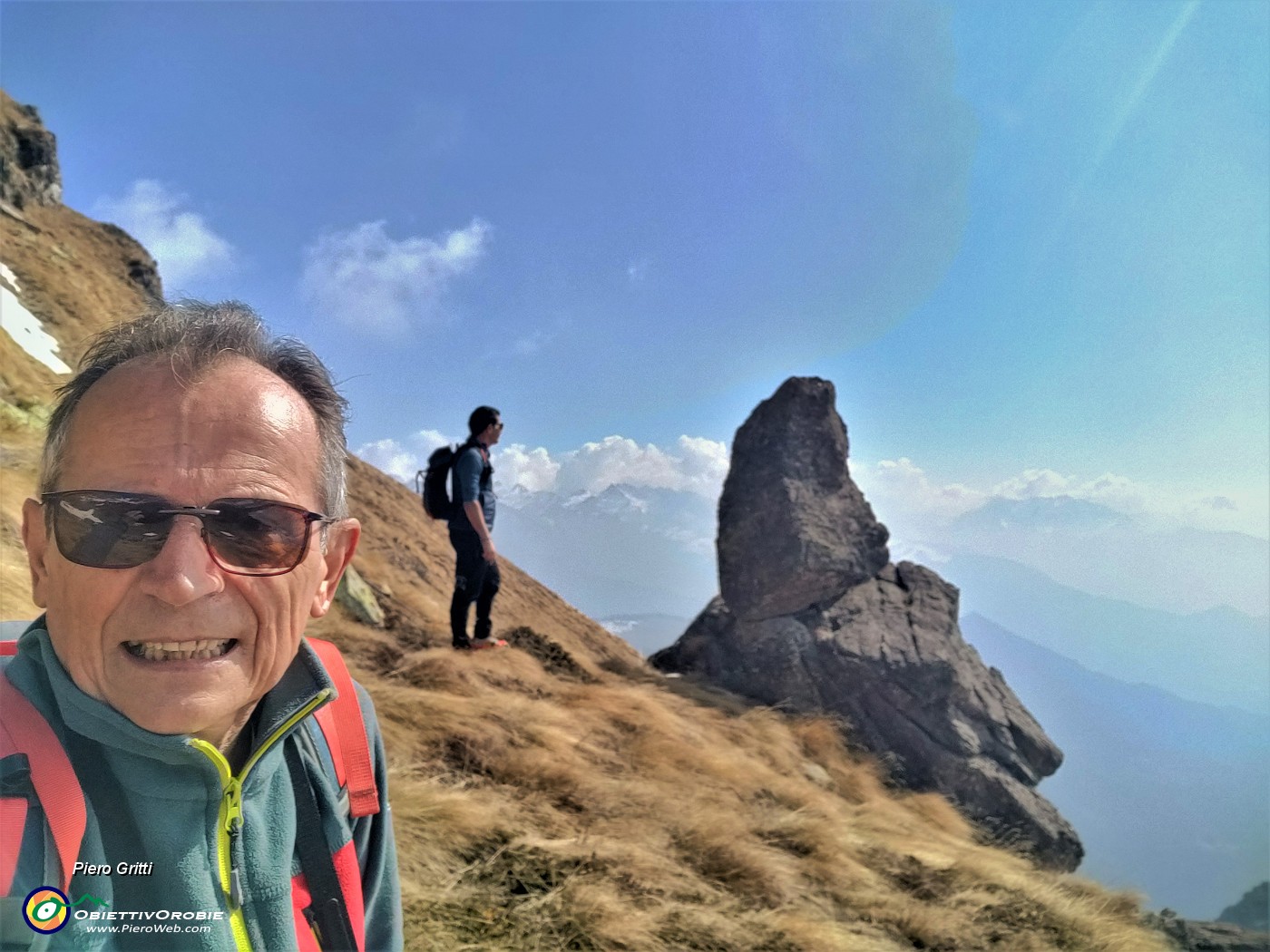 27 Bello il roccione solitario che si gode il panorama.jpg